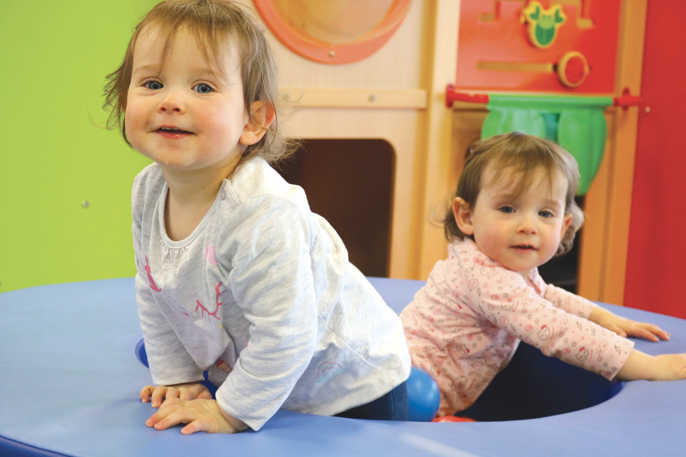 Deux petites filles qui jouent