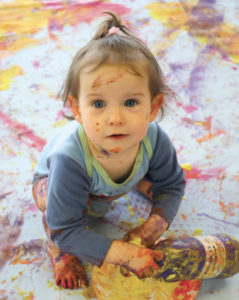 Petite fille atelier peinture